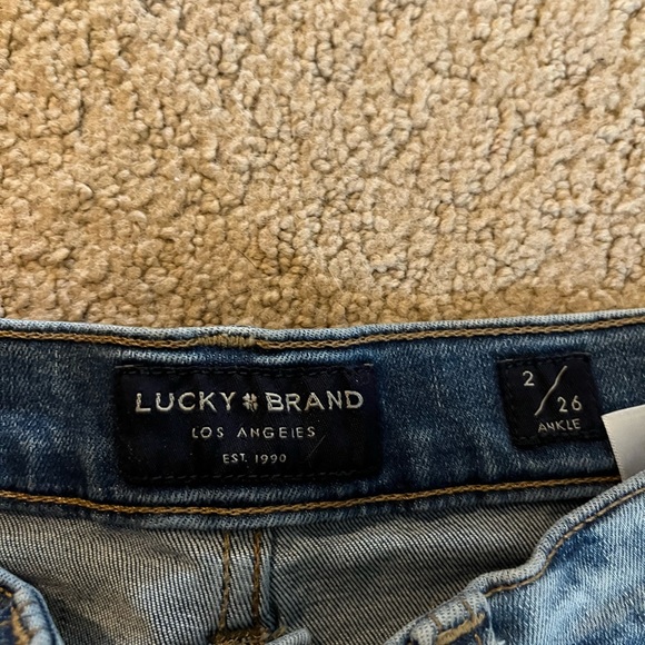 Lucky brand skinny jeans with a few rips, Ava style - Picture 4 of 4